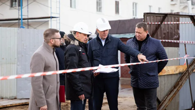 Владимир Волков проверил строительство надземного перехода в поселке Люберец