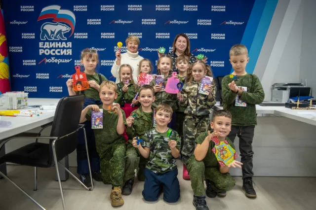 В Люберцах для школьников организовали мастер-класс по росписи деревянных игрушек