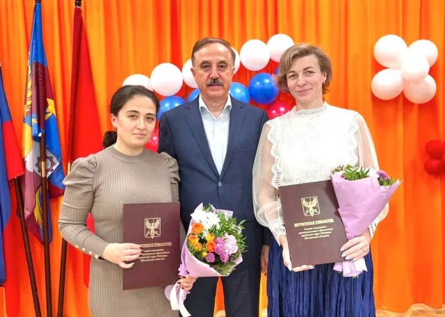 Владимир Ружицкий вручил педагогам образовательного комплекса поселка Люберец грамоты