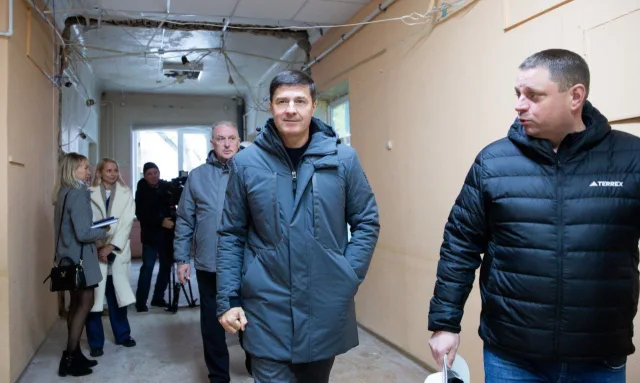 Владимир Волков проверил капитальный ремонт в школе искусств №1 в Люберцах