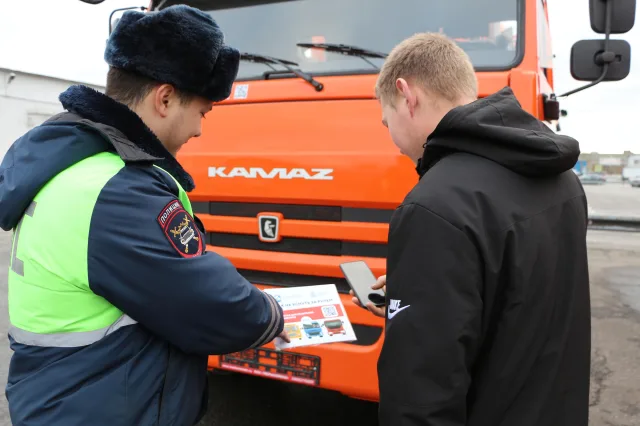 Инспекторы ГАИ Люберец во время рейда напомнили водителям грузовиков о соблюдении ПДД