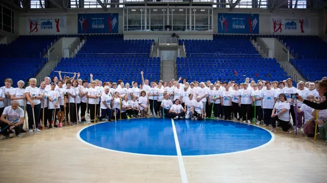 Известный кинокаскадер провел для долголетов в Люберцах зарядку