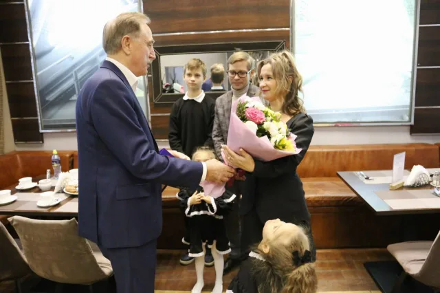 Партийцы Люберец поздравили многодетных мам и жен участников СВО с Днём матери