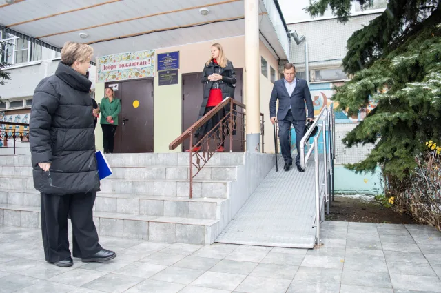 Активисты «Единой России» проверили школу Люберец на доступность для маломобильных жителей