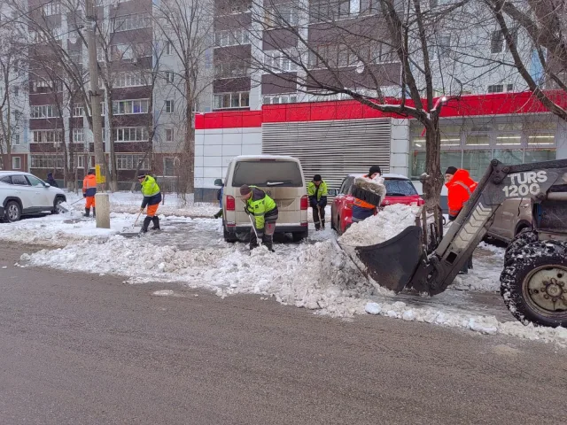 Около 300 дорожных рабочих и 100 единиц техники ликвидируют последствия снегопада в Люберцах
