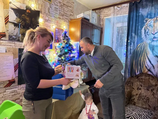 Руководитель ФШ «Спартак» в Люберцах поздравил с Новым годом семью участника СВО из Люберец