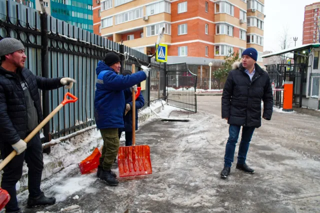 Люберецкий депутат проверил качество уборки и содержания придомовых территорий в округе