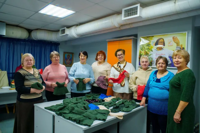 Участники проекта «Активное долголетие» в Люберцах передали связанные вещи участникам СВО