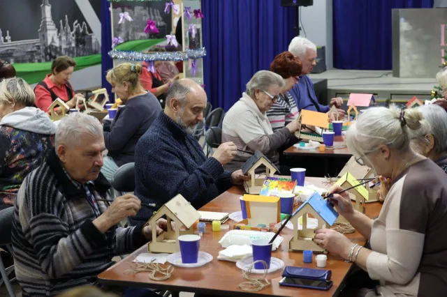 В молодёжном центре «Лидер» городского округа Люберцы прошёл мастер-класс по созданию кормушек для птиц