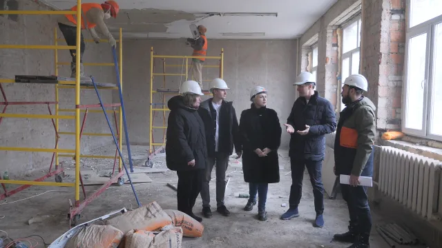 Владимир Волков проверил работы по капитальному ремонту гимназии Люберец