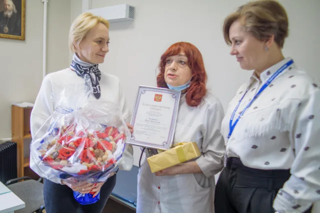 Единороссы поздравили врача, проработавшего в Люберцах более 30 лет