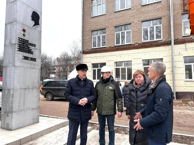 Владимир Ружицкий проинспектировал состояние памятника Герою Советского Союза Николаю Власову