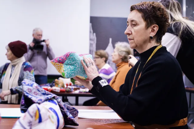 «Единая Россия» организовала мастер-класс по изготовлению специальных подушек для военнослужащих