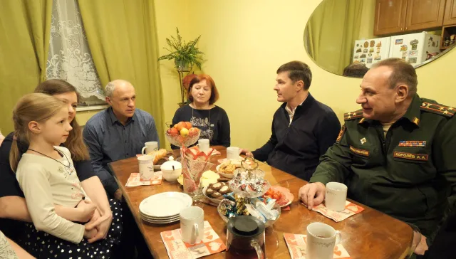 Владимир Волков передал семье люберчанина, погибшего в зоне СВО, удостоверение к Ордену Мужества