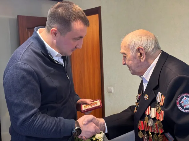 Юбилейную медаль вручили ветерану из Дзержинского городского округа Люберцы