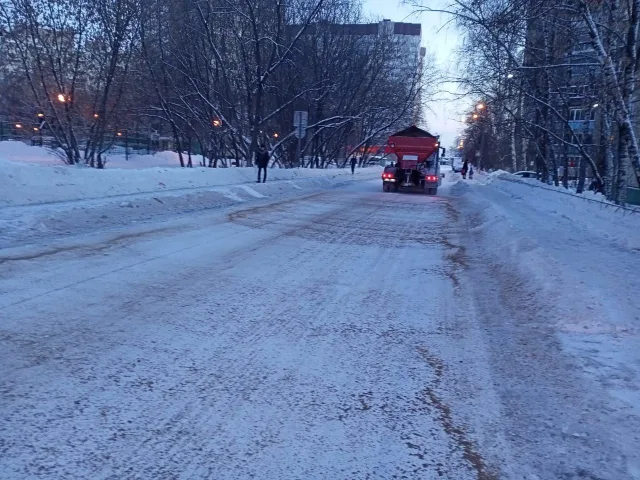 Более 300 км дорог обработали от гололеда в Люберцах в выходные