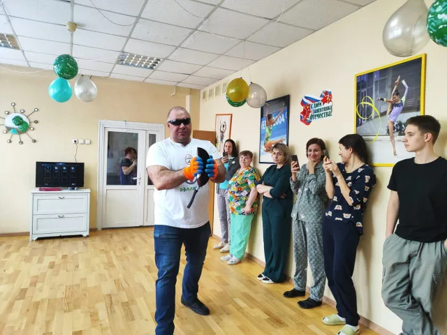 «Русский Халк» из Люберец провёл «Урок мужества» для пациентов МОЦОМД