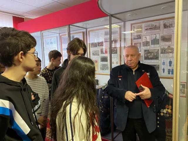 Школьникам Люберец во время экскурсии рассказали о работе полиции