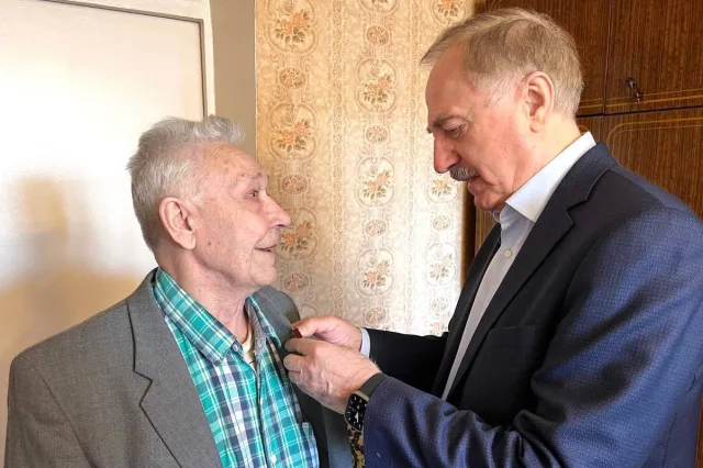 Владимир Ружицкий вручил юбилейную медаль ветерану Великой Отечественной войны