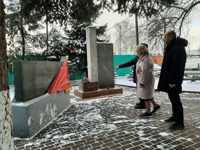 Лидия Антонова проверила качество содержания территории у мемориала героям ВОВ в Томилине