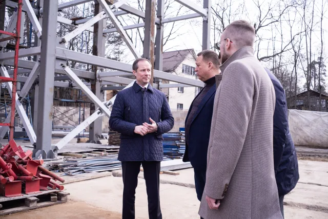 Депутат Госдумы Роман Терюшков проверил ход строительства надземного пешеходного перехода в Малаховке