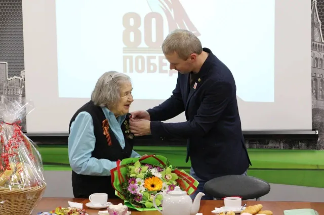 Знак отличия «За заслуги перед городом Дзержинским» вручили блокаднице из Люберец Елизавете Перепеченко