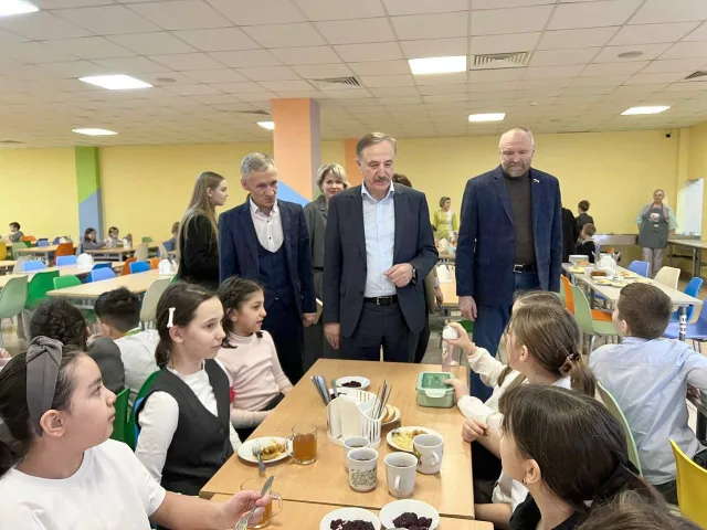 Председатель Совета депутатов Владимир Ружицкий проверил качество питания в школе №27 Люберец