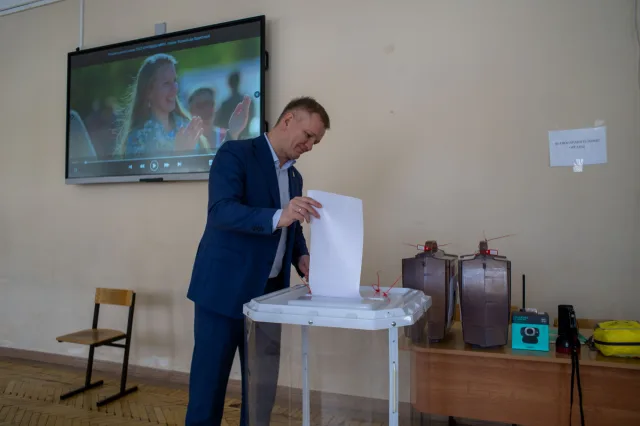 Депутат Мособлдумы Дмитрий Дениско проголосовал на выборах в Совет депутатов Люберец