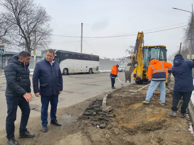 Ремонт тротуара на улице Южная в Люберцах проводят с соблюдением технологических норм
