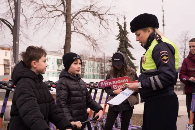 Сотрудники ГАИ совместно с активистами «Единой России» Люберец провели рейд по пресечению нарушений среди пользователей кикшеринга