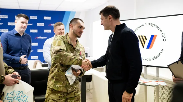 Глава Люберец вручил участникам спецоперации карточки членов Ассоциации ветеранов СВО