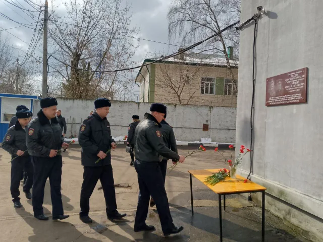 Мемориальную доску погибшим при исполнении служебного долга сотрудникам милиции открыли в поселке Люберец