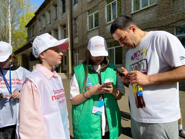 Почти 80 волонтёров Люберец помогают жителям проголосовать за объекты благоустройства