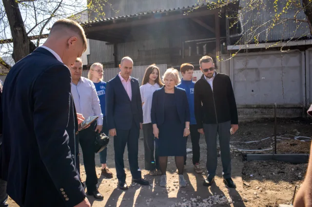 Лидия Антонова проинспектировала обустройство нового тротуара в Люберцах