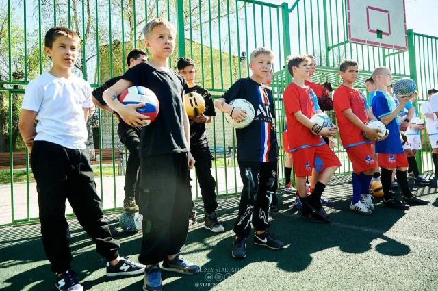 Люберецкий депутат подарил воспитанникам детских домов ЛНР спортивные мячи