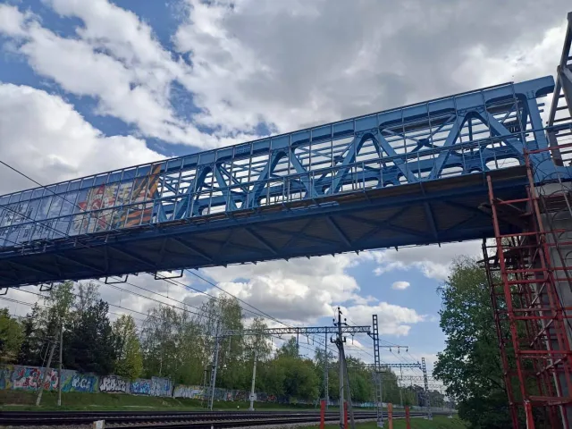 Остекление пролета надземного пешеходного перехода началось в Люберцах