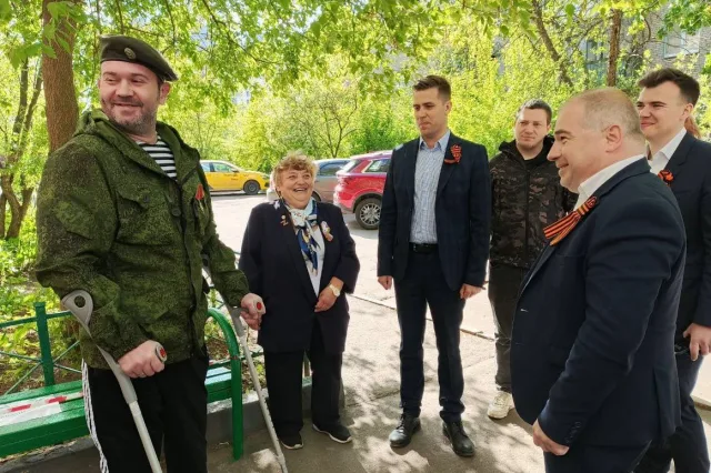 Председатель Совета депутатов Петр Ульянов посетил семью ветерана СВО из Люберец
