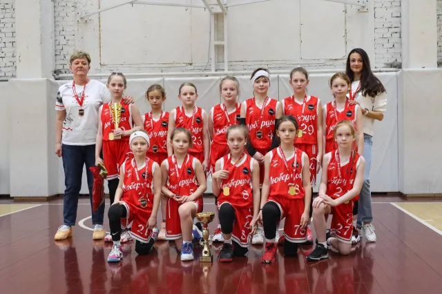 Спортсменки Люберец завоевали золото на баскетбольном турнире Saint Basket