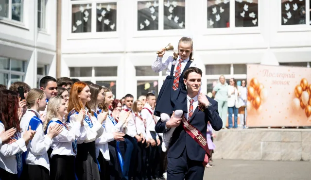 Последний звонок прозвенел для выпускников образовательных учреждений городского округа Люберцы