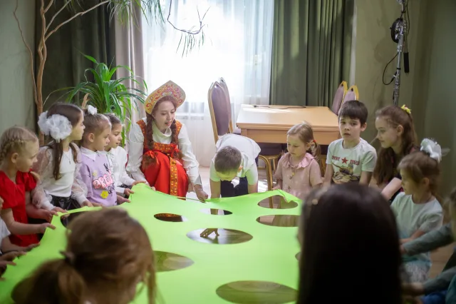 «Единая Россия» провела для выпускников центра «Дети Угреши» развлекательную программу