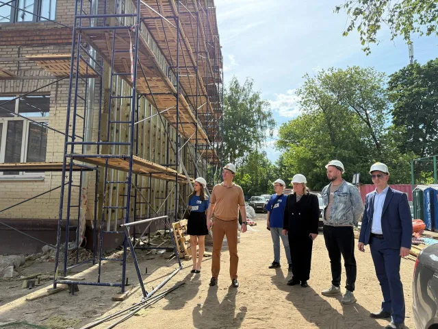 Дмитрий Дениско проверил ход капремонта корпуса гимназии №5 в Люберцах