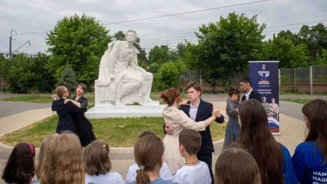 День русского языка в Люберцах отметили у памятника Пушкину