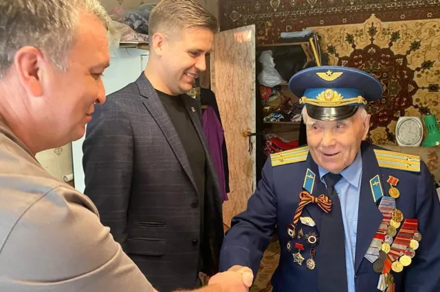 Председатель Совета депутатов Пётр Ульянов навестил  ветерана Великой Отечественной войны