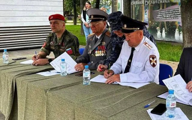 Росгвардейцы Люберец провели смотр строя и песни среди юнармейских отрядов