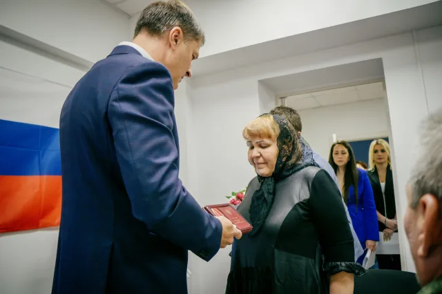 Глава Люберец Владимир Волков передал родителям погибшего участника СВО орден Мужества