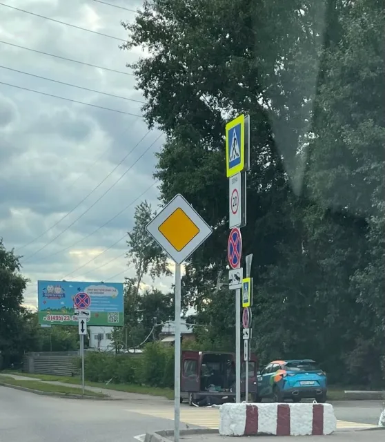 Ещё на двух улицах Люберец установили знаки, запрещающие остановку автомобилей