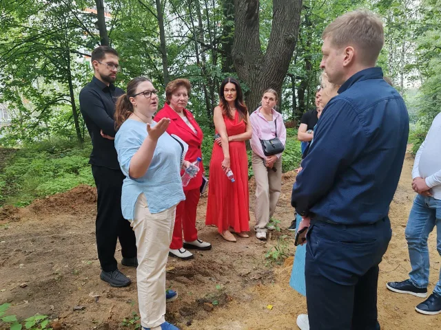 К обустройству основания для тропиночной сети приступили рабочие в Томилинском лесопарке Люберец