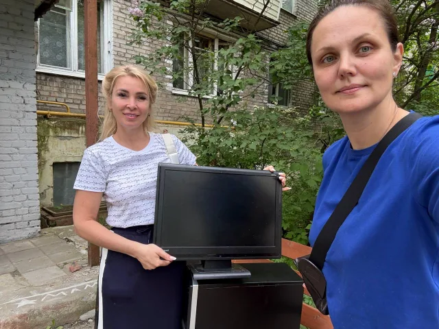 Активисты «Единой России» из Люберец передали компьютер детям с ОВЗ