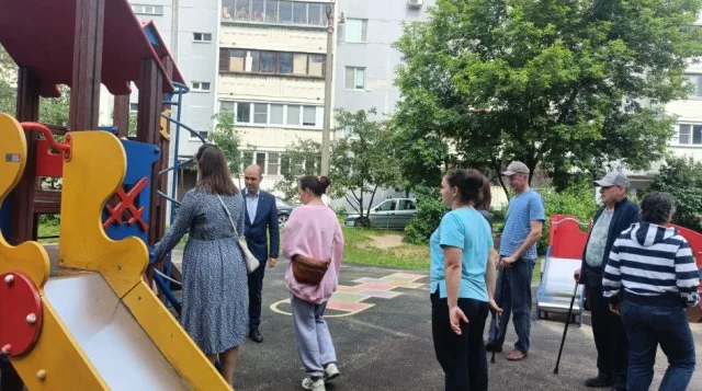 Депутаты проверили состояние детской игровой площадки в Люберцах