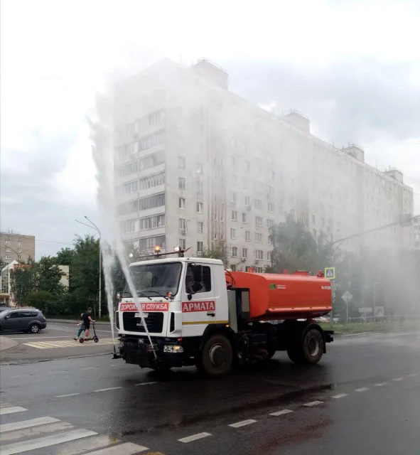 Люберецкие коммунальщики поливают дороги и тротуары в жаркую погоду